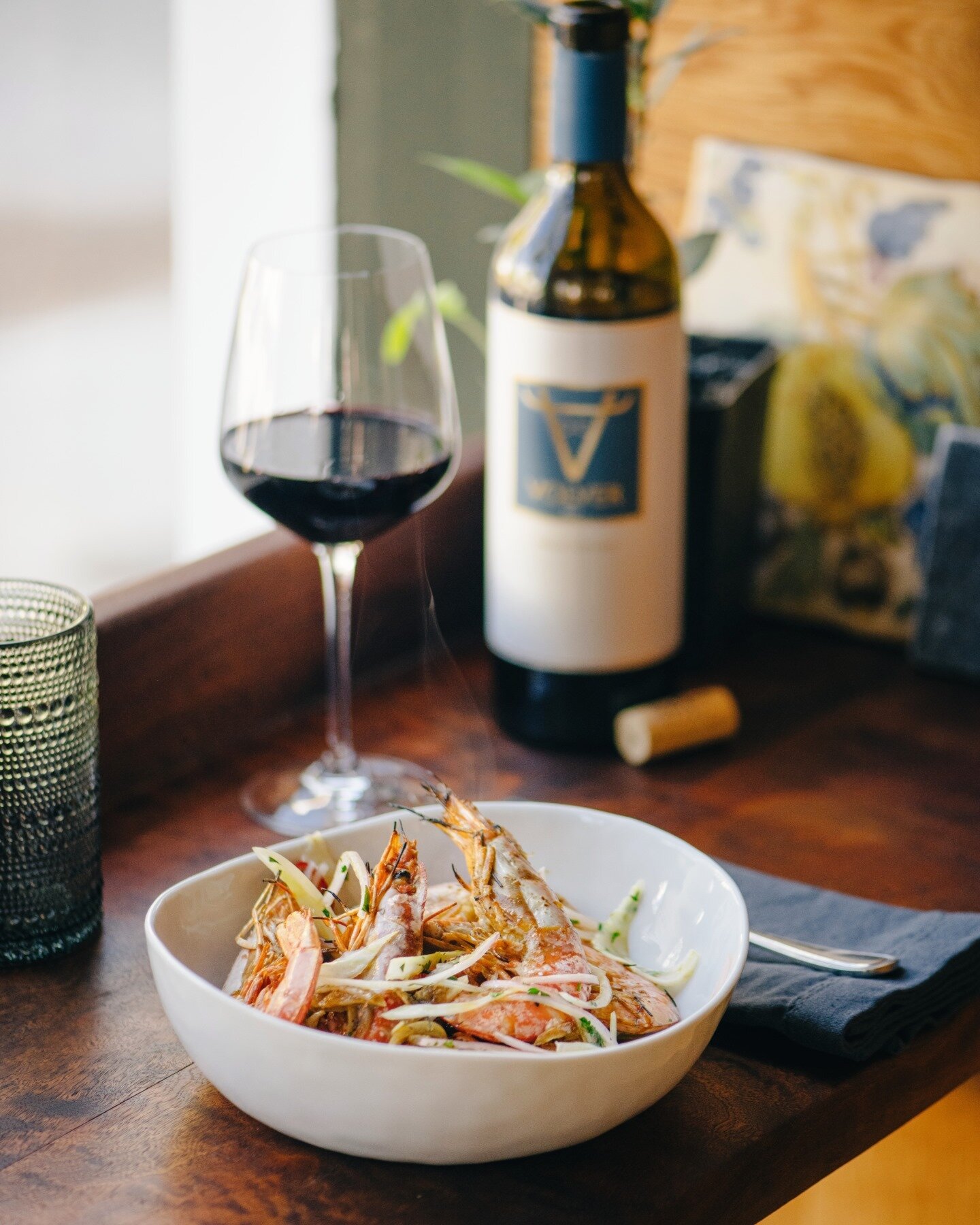 🦐&middot; Camarones Laurel
Our signature head on shrimp cooked on cast iron in the @josperofficial with
Lemon, garlic, peppers. Serrano ham. Finished with Rueda wine EVO.
Pair with a one of our signature cocktails or a glass of wine. We're open to