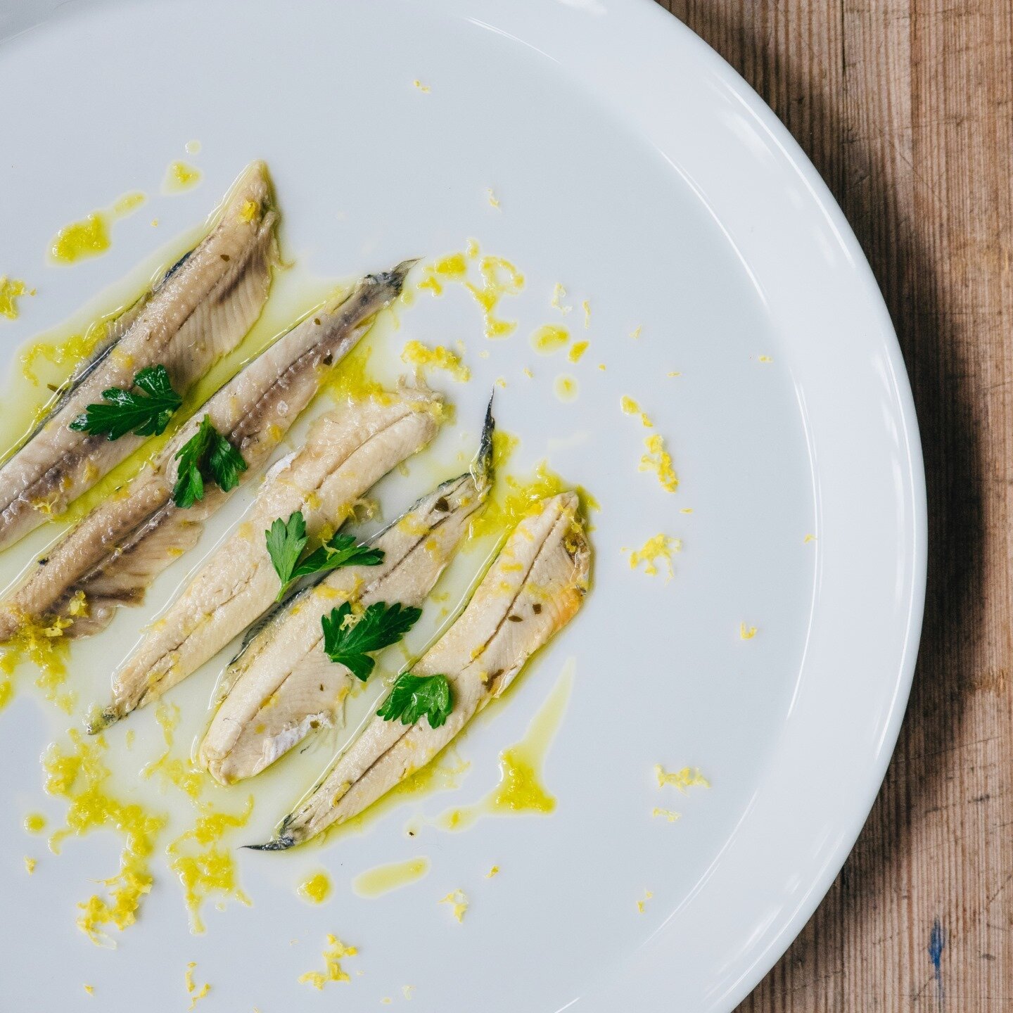 🐟 &middot; Boquerones y Patatas Fritas
Herb marinated White Anchovies served with our beloved house potato chips, one of our favorite pintxos. #laurelonrutledge